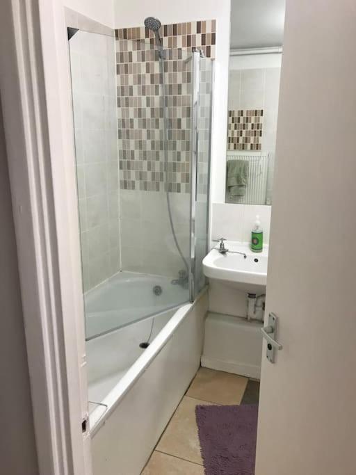 Bright & Spacious In Battersea, London