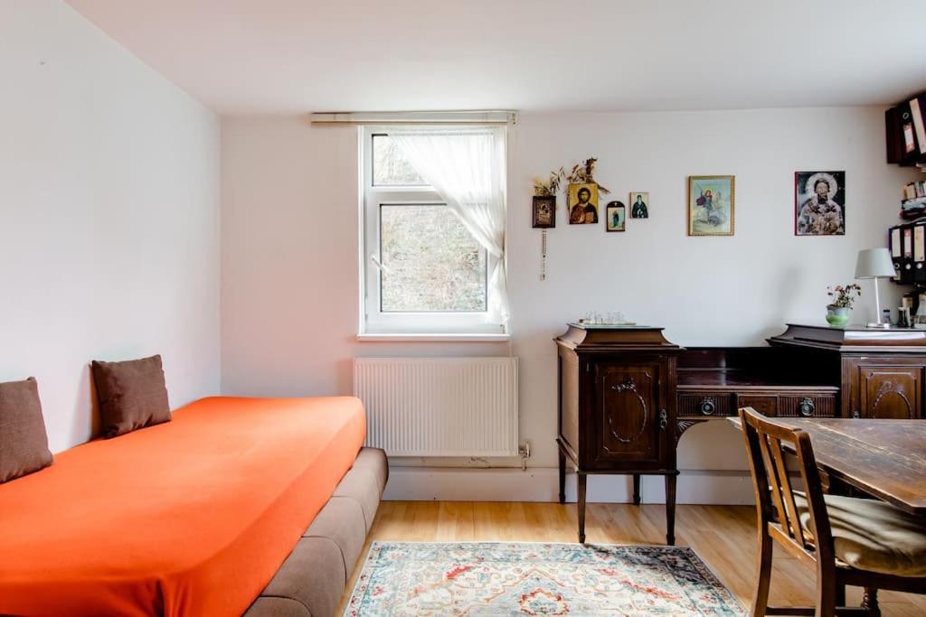 Bright & Spacious In Battersea, *