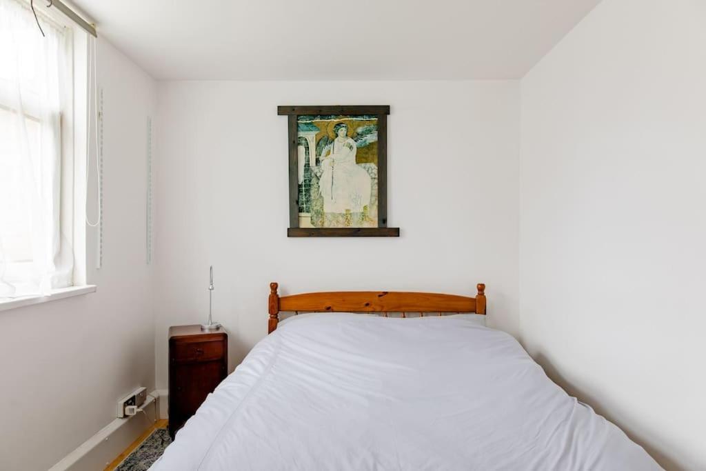 Bright & Spacious In Battersea, Apartment
