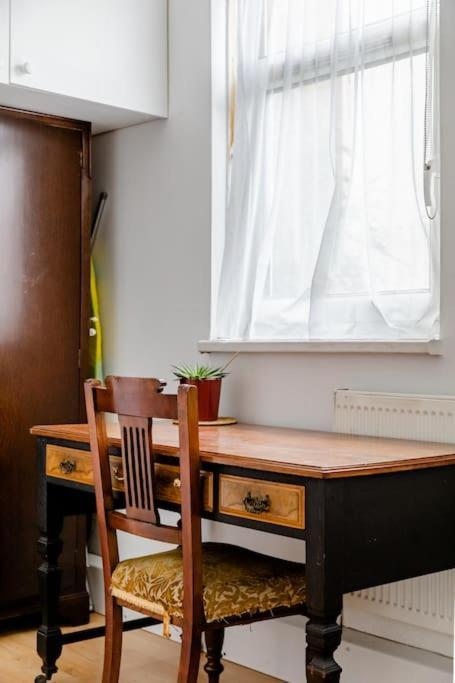 Apartment Bright & Spacious In Battersea, London