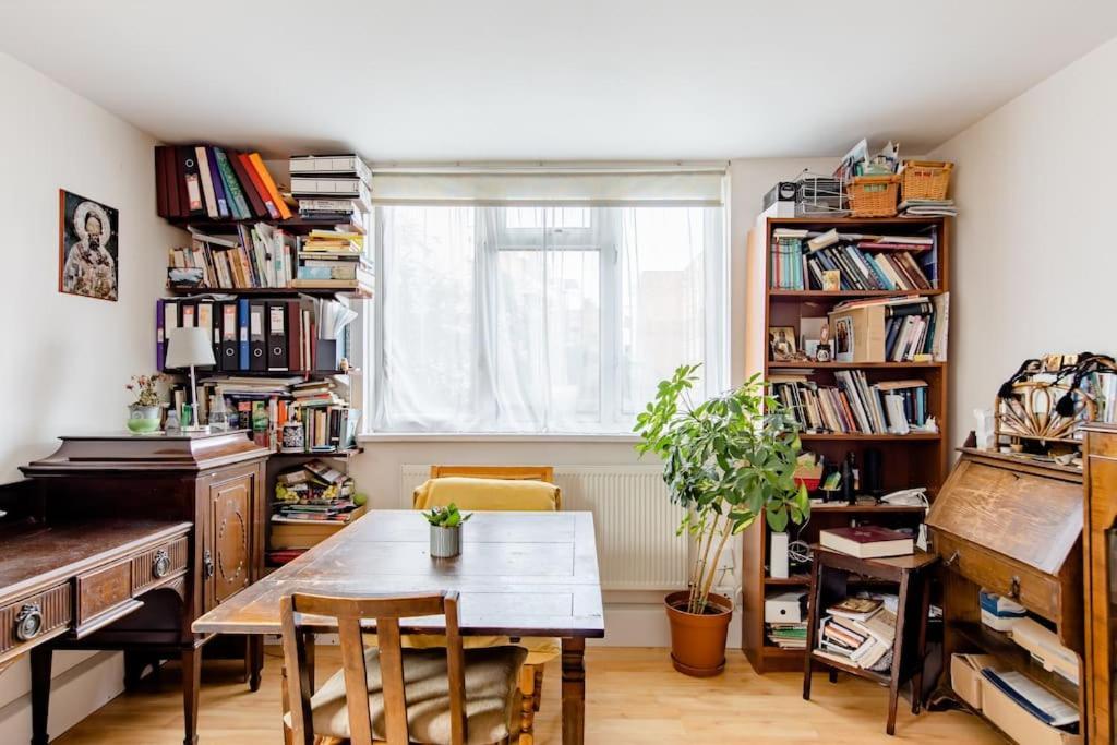 Bright & Spacious In Battersea, Apartment