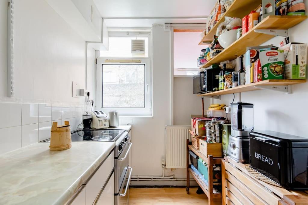 Bright & Spacious In Battersea,