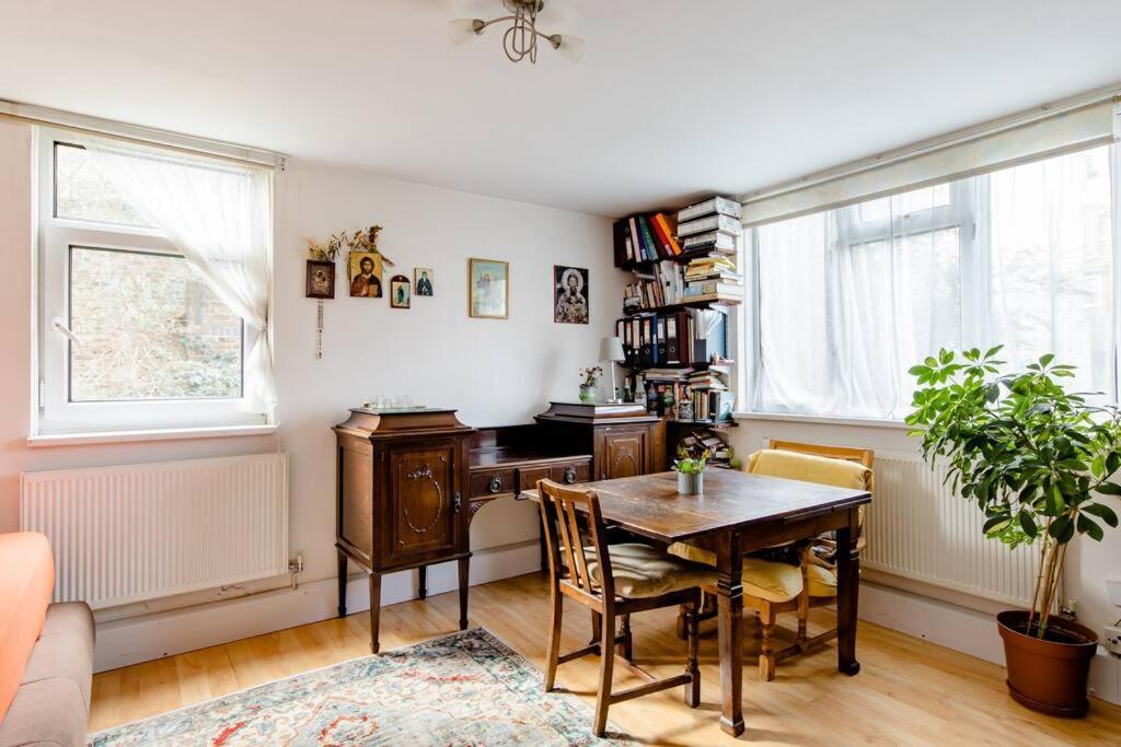 Bright & Spacious In Battersea, Apartment