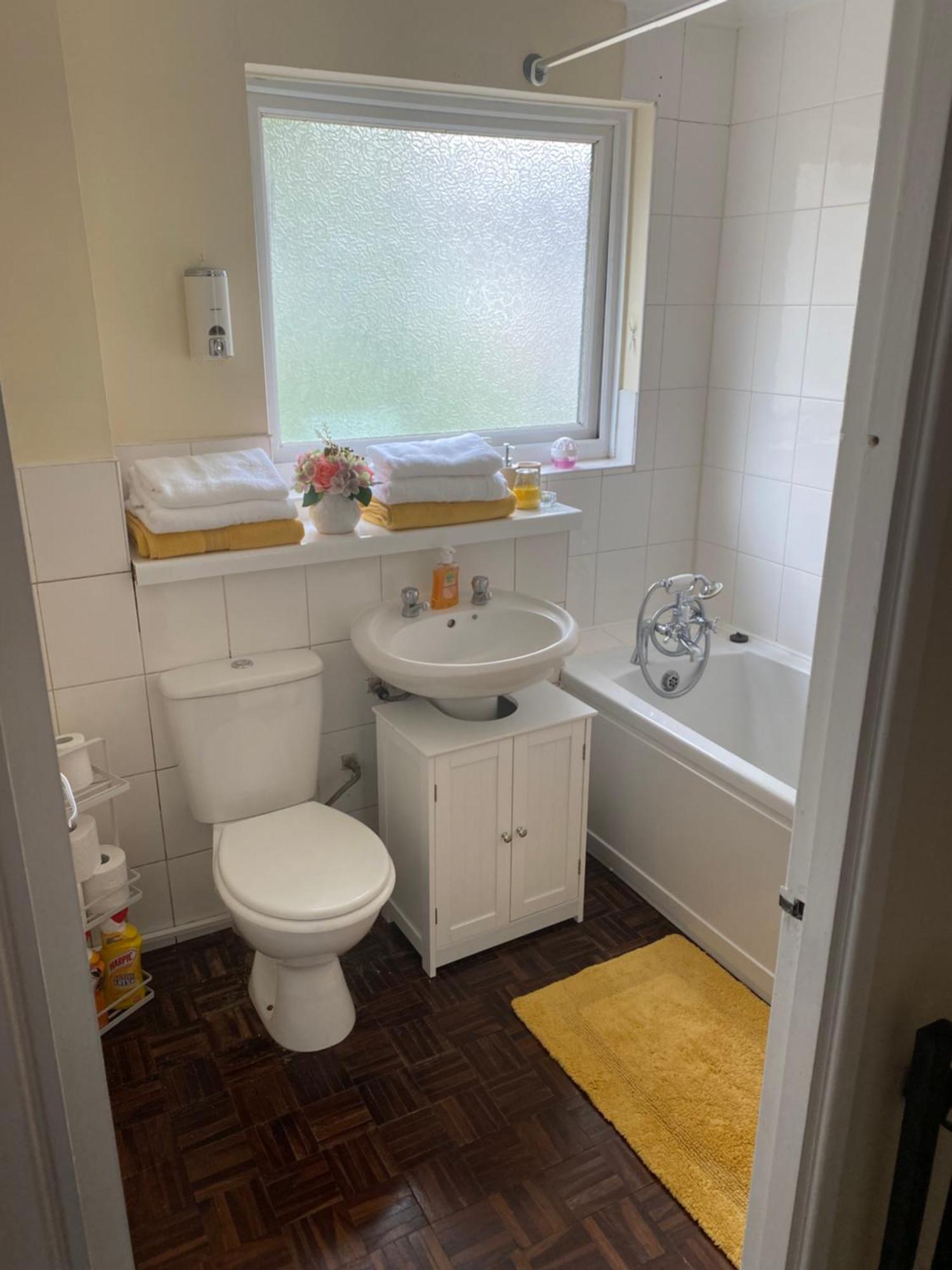 Fabulous Furnished In Beckton Apartment *
