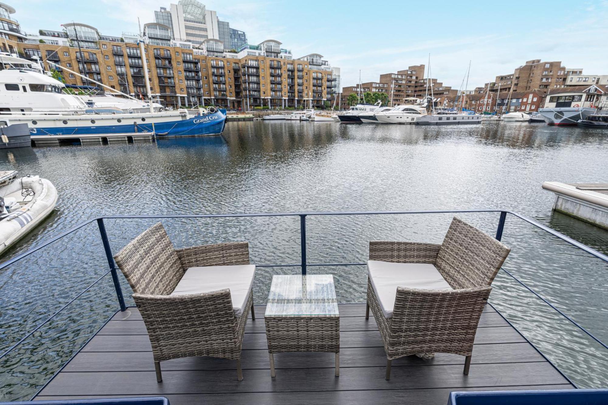 Botel Serenity In The Heart Of London