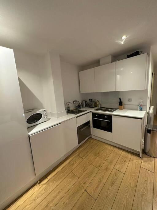 Piccadilly Living 1 Bedroom Flat In Vr11 London
