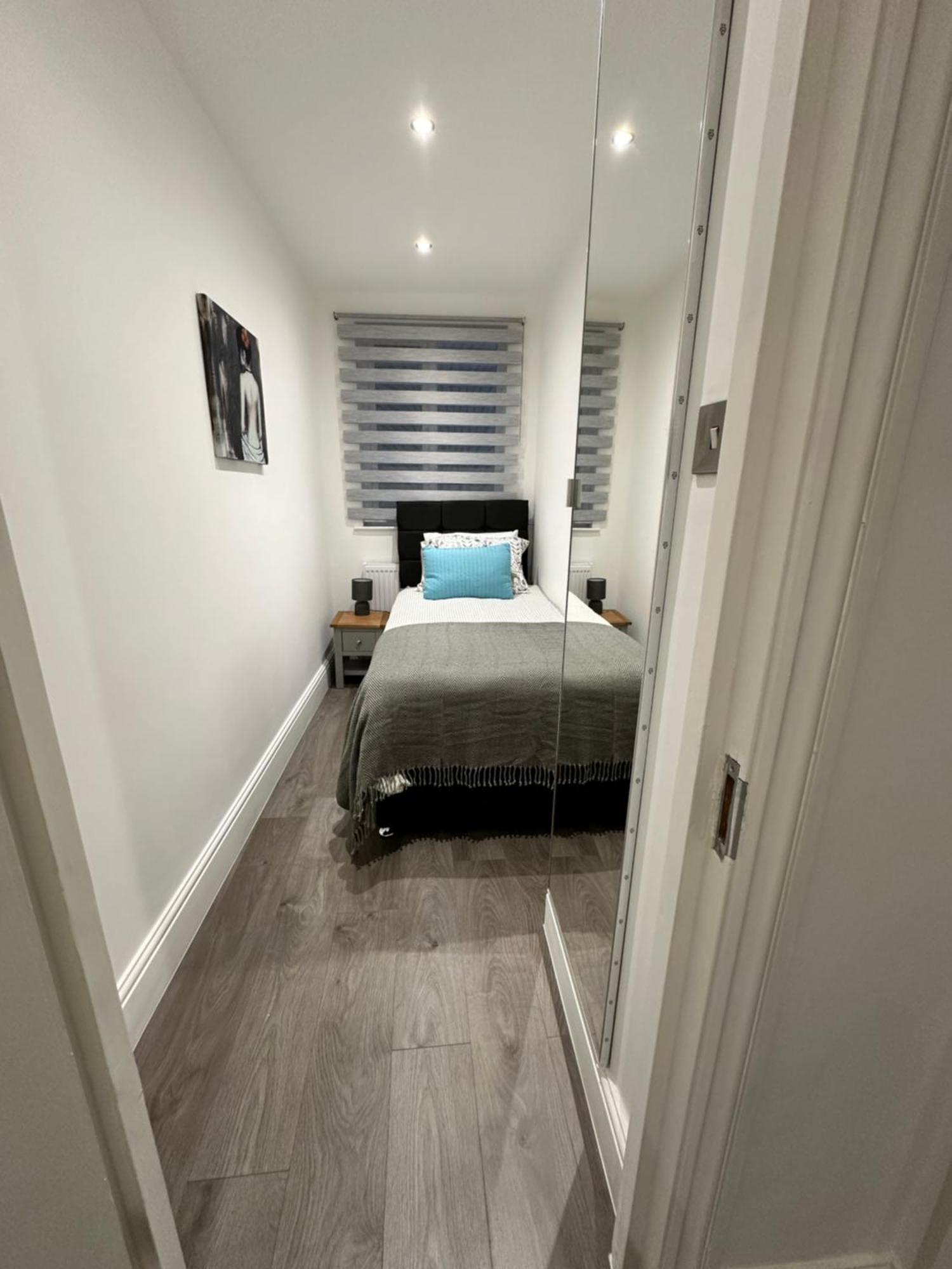 2 Bedroom Apartment, Edgware Road Apartment *