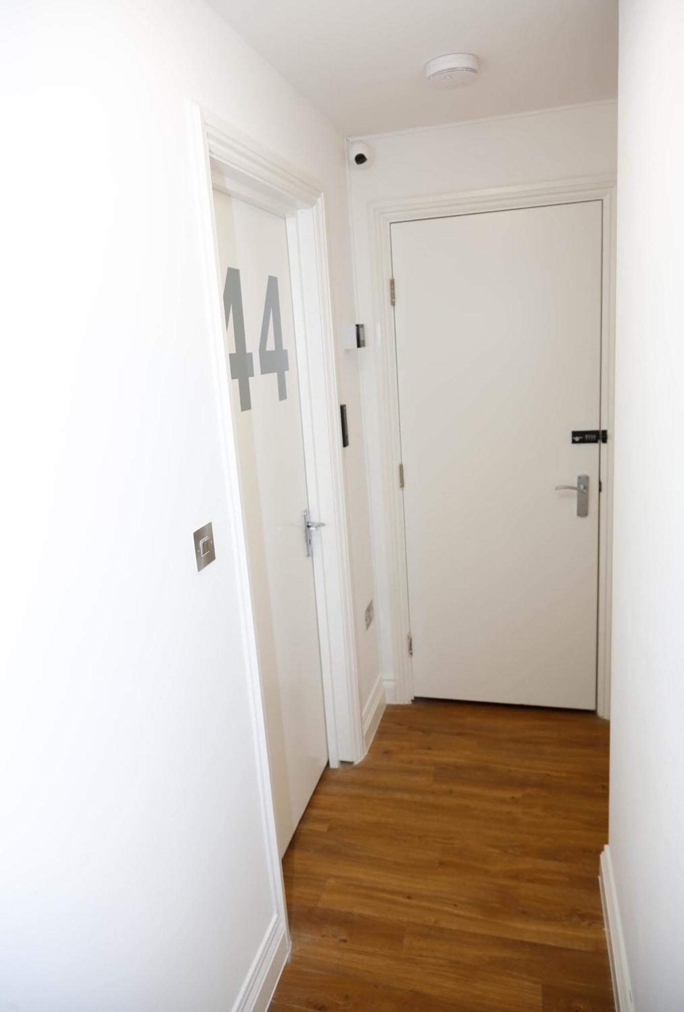 Privat overnatting New Luxury In The Heart Of Next To Shops, Cafes, Bars & Metro With Shared Bathrooms London