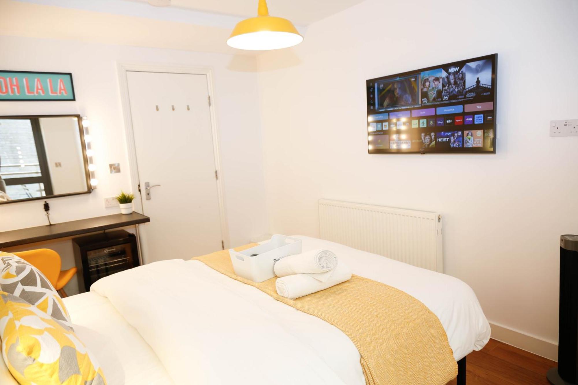 Privat overnatting New Luxury In The Heart Of Next To Shops, Cafes, Bars & Metro With Shared Bathrooms