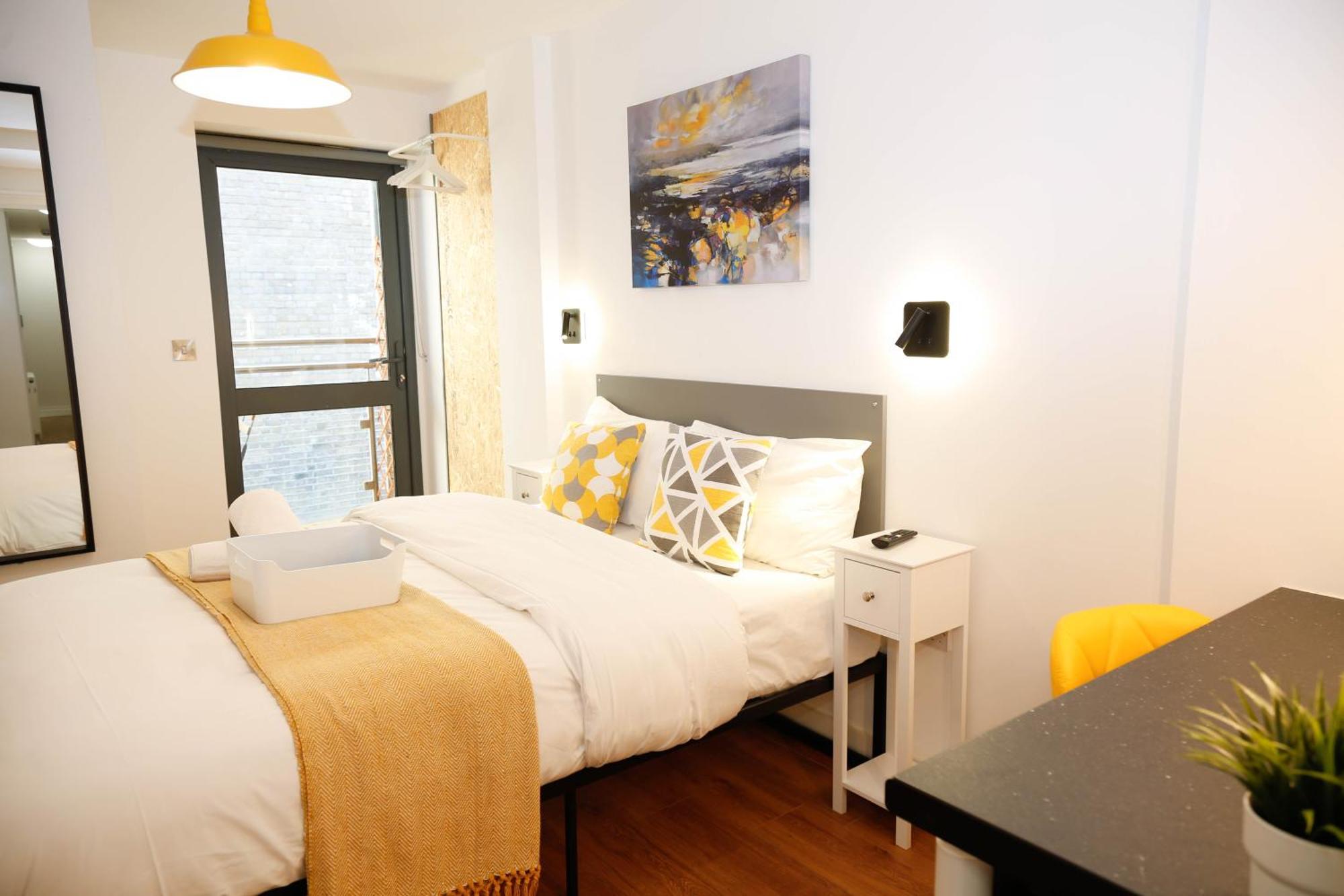 New Luxury In The Heart Of Next To Shops, Cafes, Bars & Metro With Shared Bathrooms Privat overnatting *