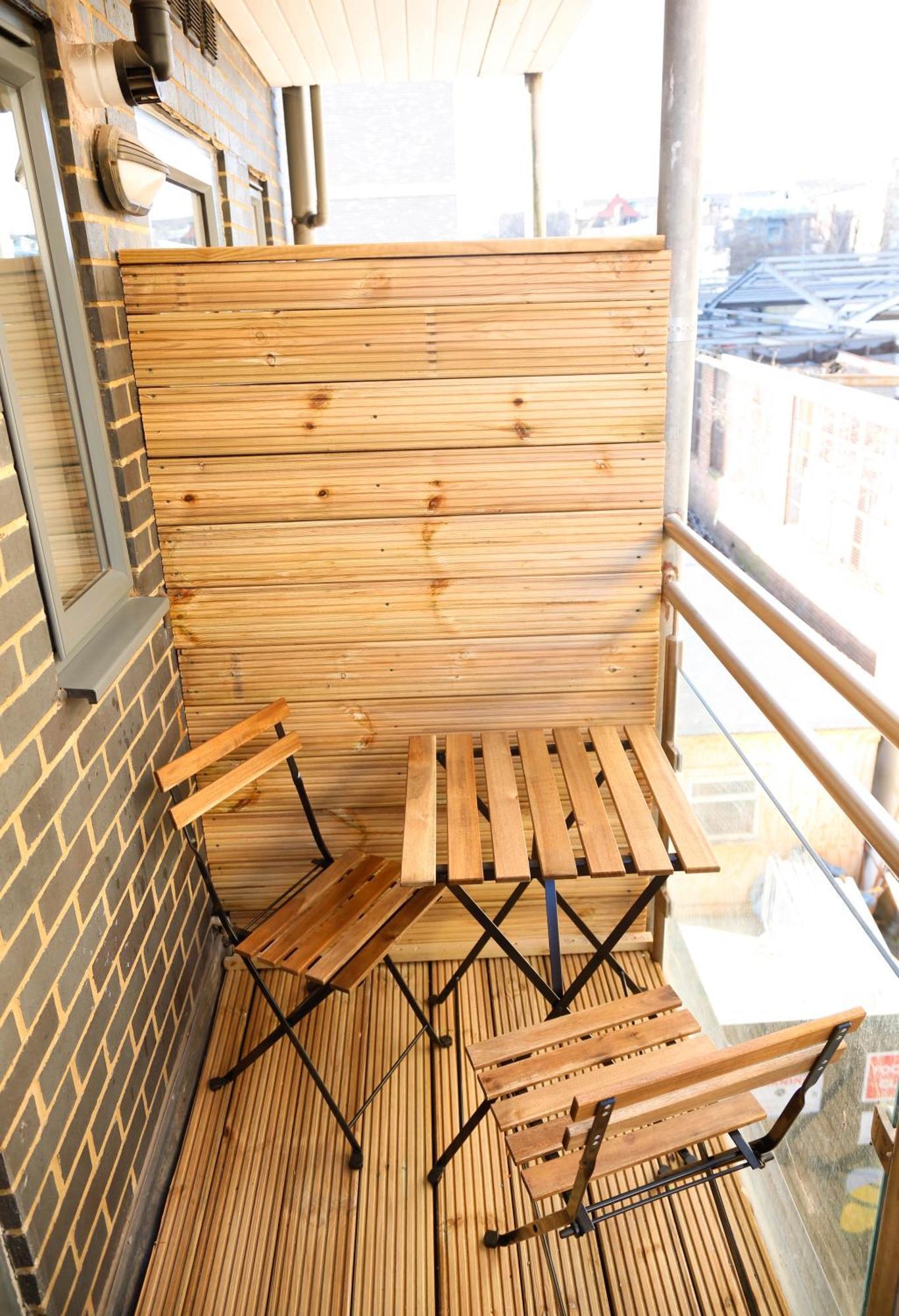 New Luxury In The Heart Of Next To Shops, Cafes, Bars & Metro With Shared Bathrooms *
