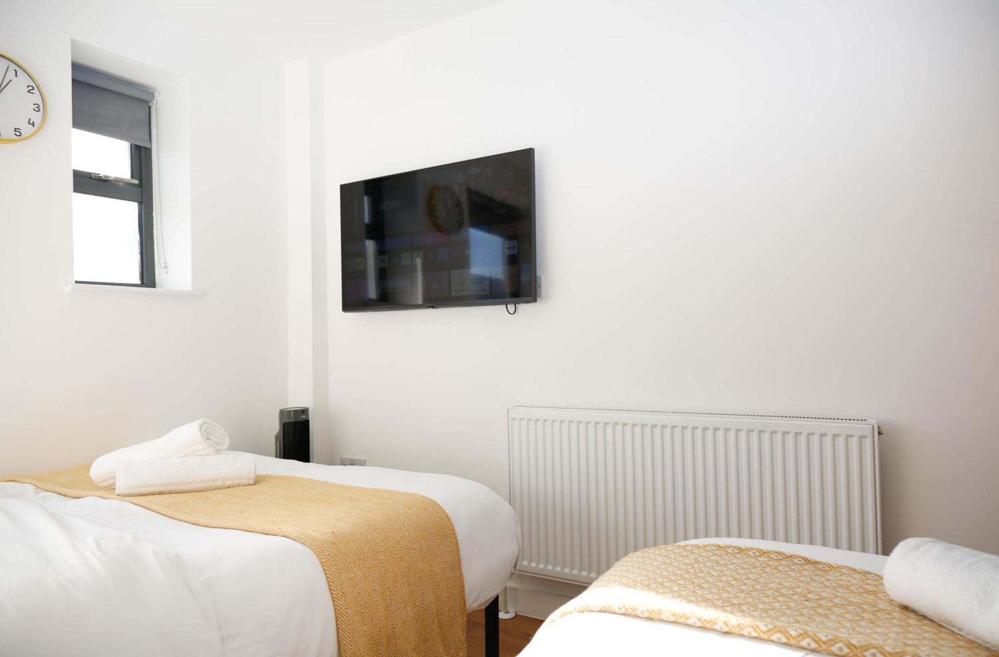 New Luxury In The Heart Of Next To Shops, Cafes, Bars & Metro With Shared Bathrooms Privat overnatting *
