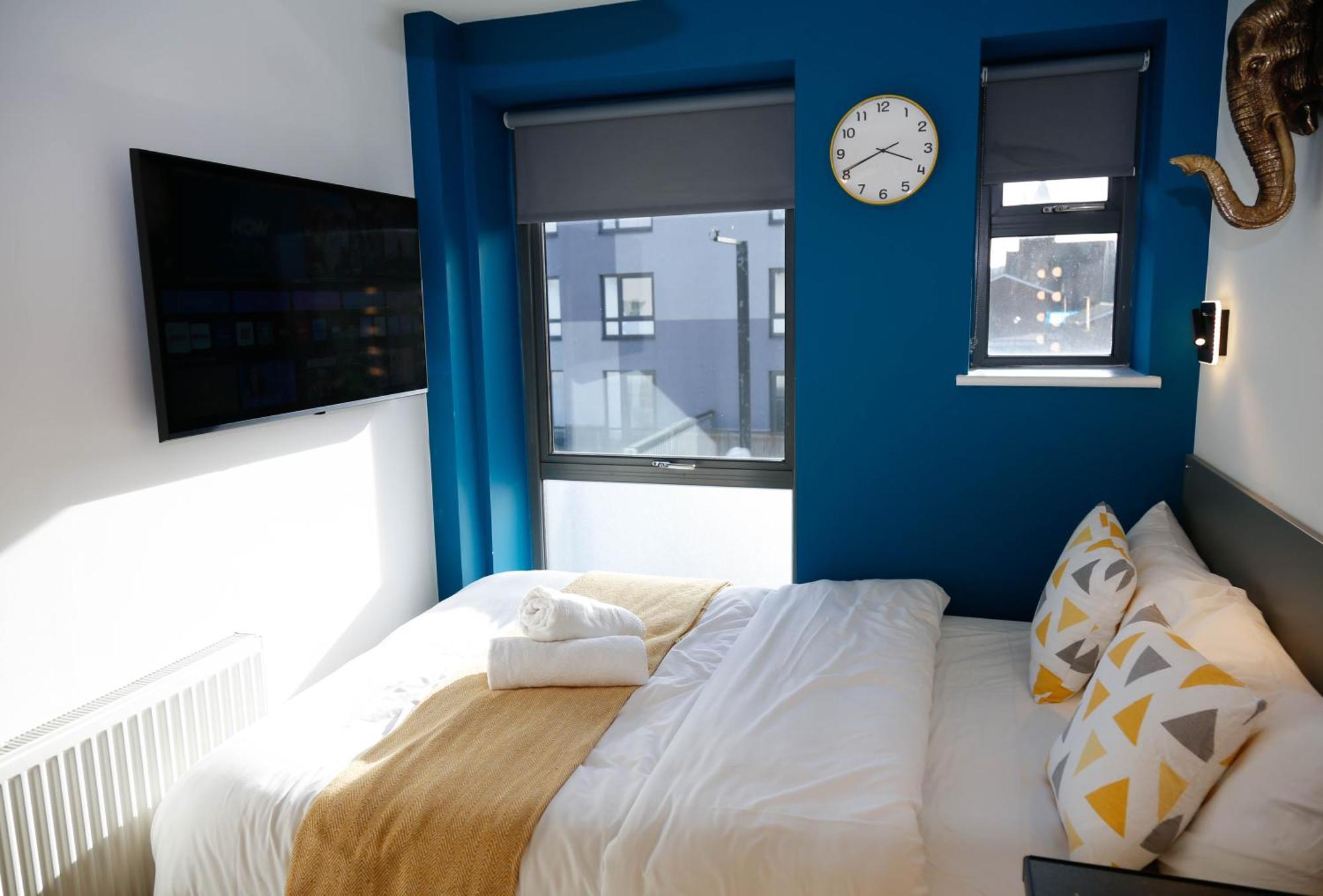 New Luxury In The Heart Of Next To Shops, Cafes, Bars & Metro With Shared Bathrooms Privat overnatting London