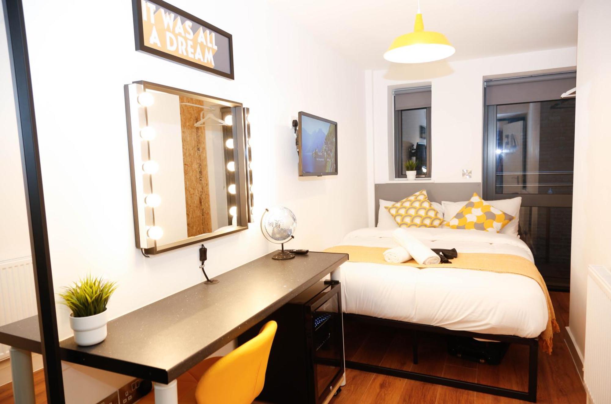 New Luxury In The Heart Of Next To Shops, Cafes, Bars & Metro With Shared Bathrooms * London