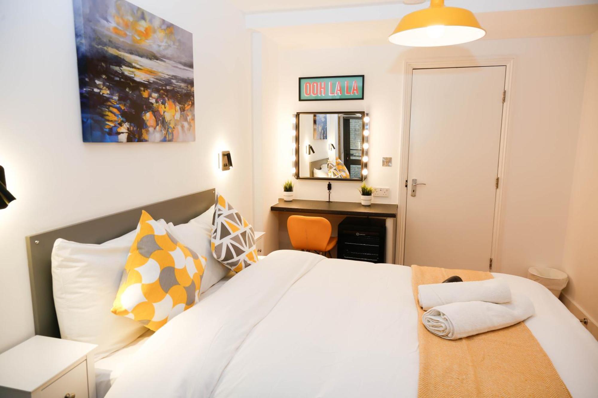 Privatunterkunft New Luxury In The Heart Of Next To Shops, Cafes, Bars & Metro With Shared Bathrooms London