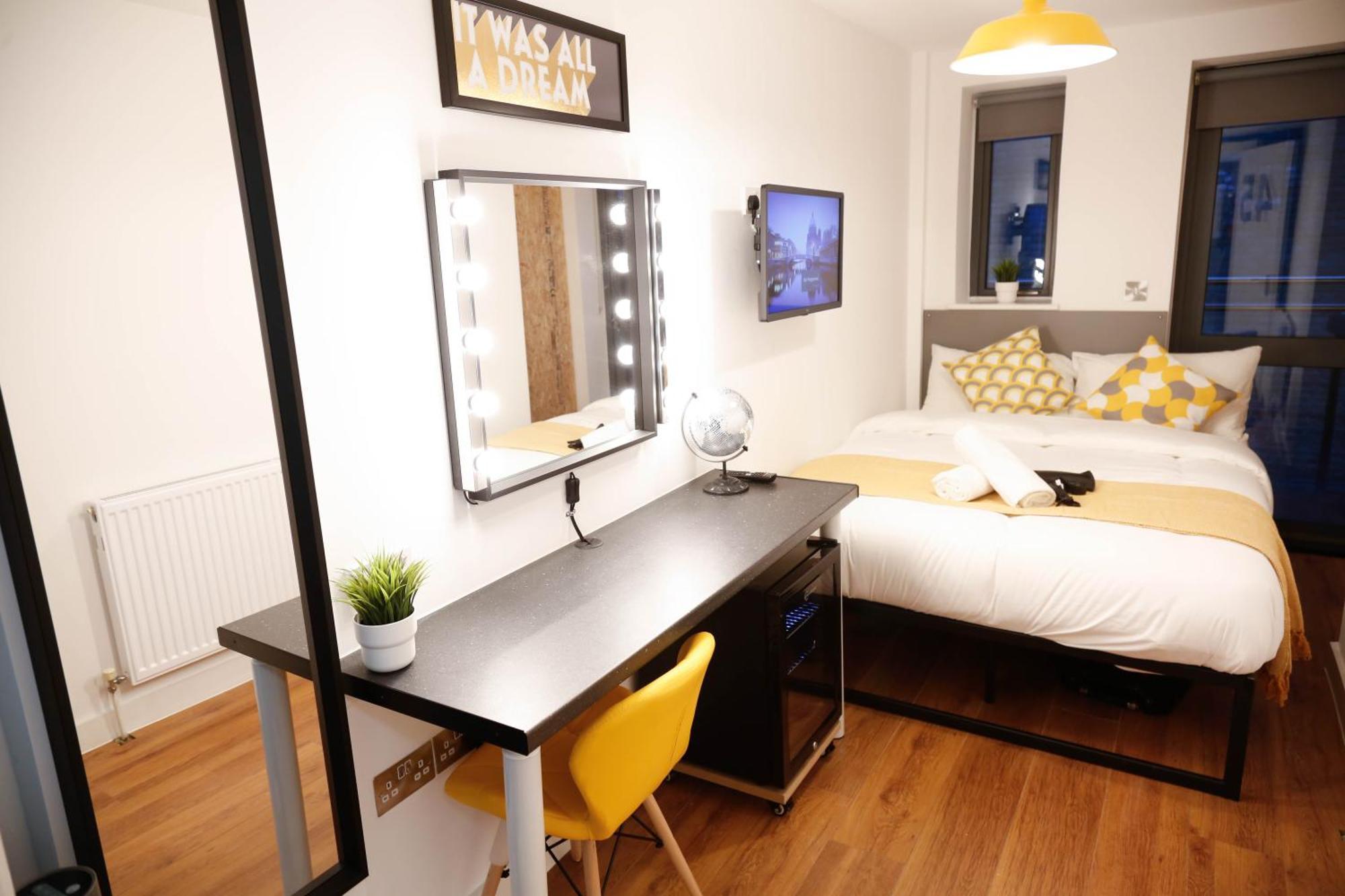 Privatunterkunft New Luxury In The Heart Of Next To Shops, Cafes, Bars & Metro With Shared Bathrooms