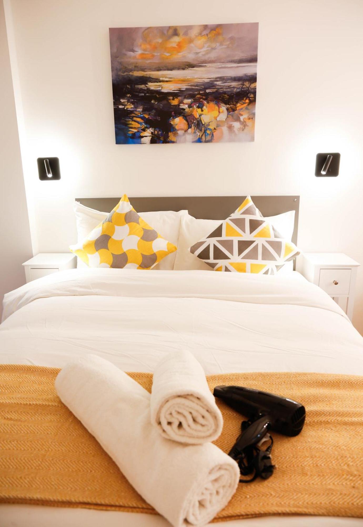 New Luxury In The Heart Of Next To Shops, Cafes, Bars & Metro With Shared Bathrooms Privat overnatting *