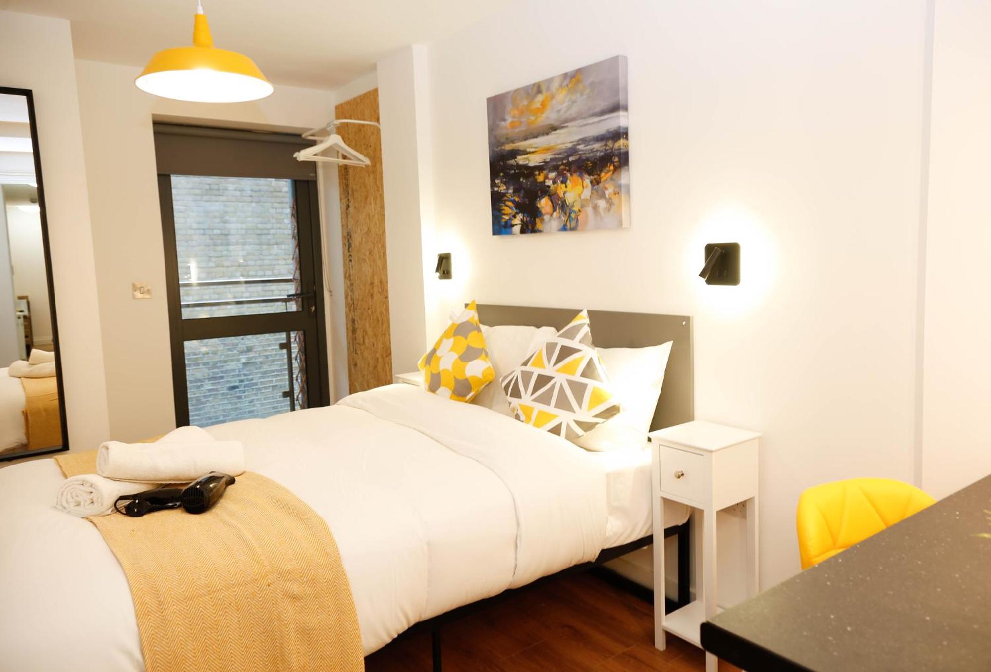 Privat overnatting New Luxury In The Heart Of Next To Shops, Cafes, Bars & Metro With Shared Bathrooms London