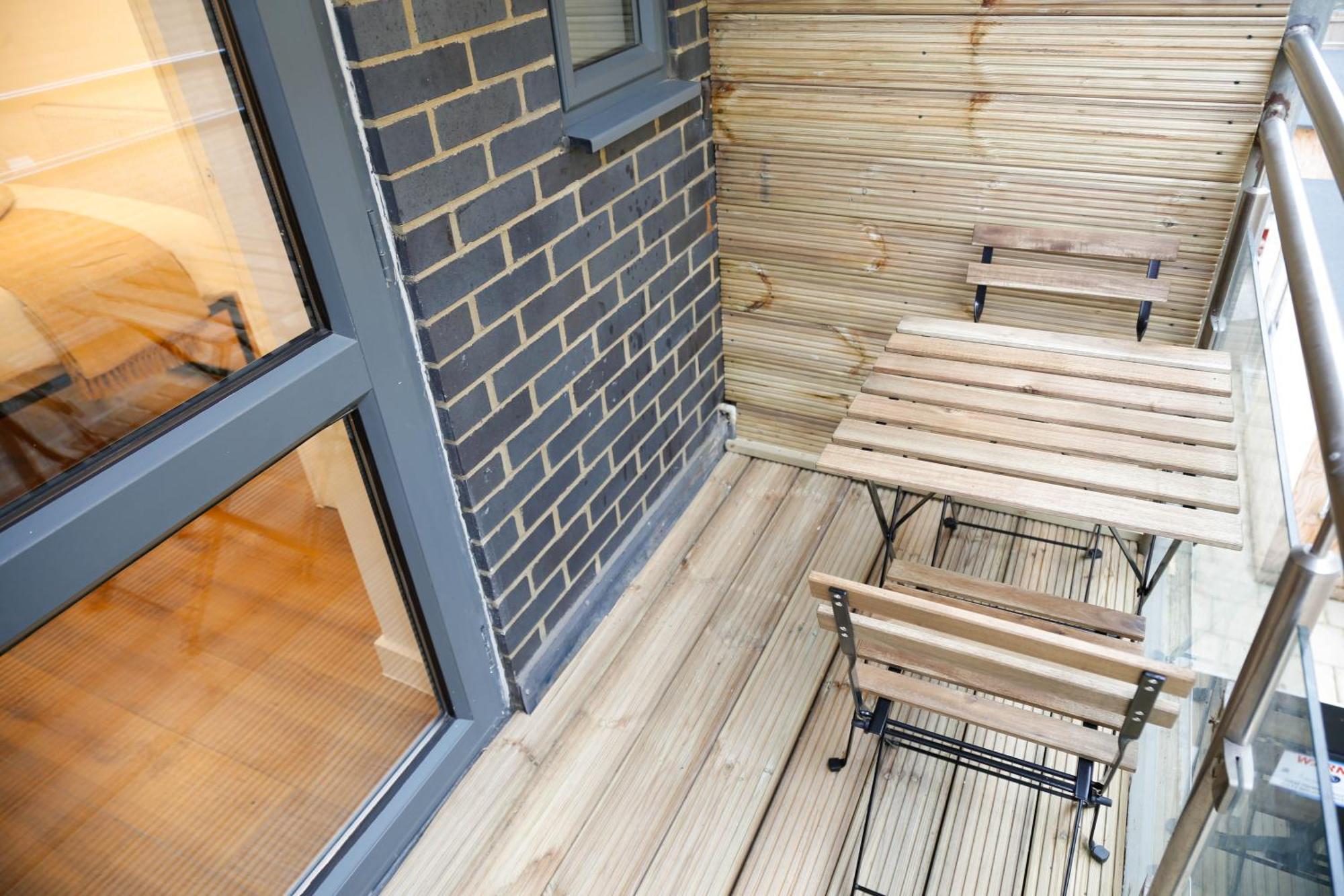 New Luxury In The Heart Of Next To Shops, Cafes, Bars & Metro With Shared Bathrooms Privat overnatting