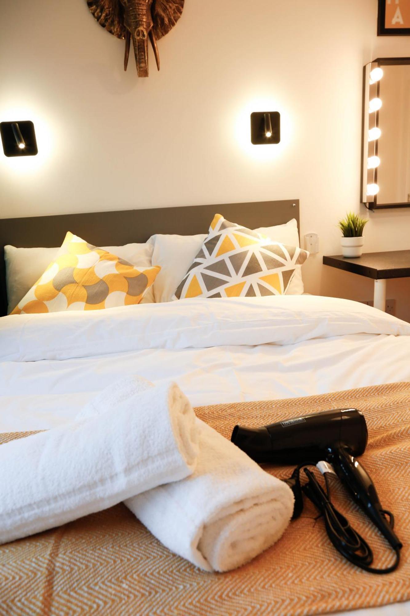 New Luxury In The Heart Of Next To Shops, Cafes, Bars & Metro With Shared Bathrooms Privat overnatting London