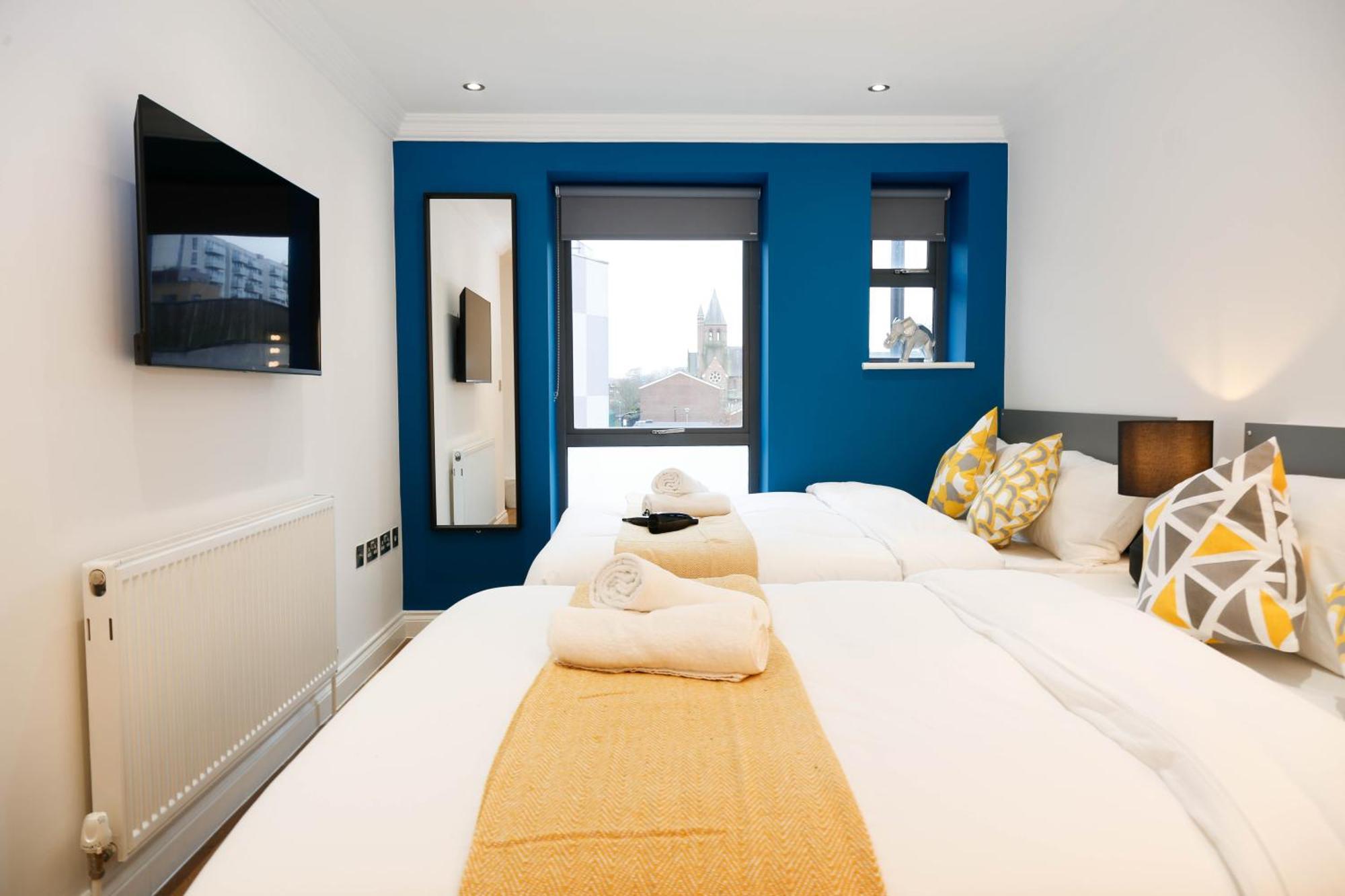 New Luxury In The Heart Of Next To Shops, Cafes, Bars & Metro With Shared Bathrooms Privat overnatting