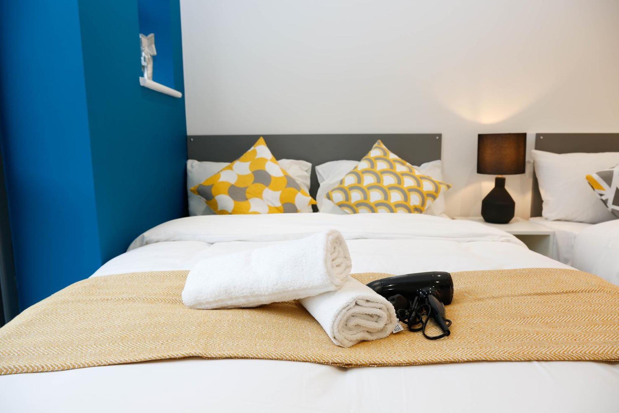 New Luxury In The Heart Of Next To Shops, Cafes, Bars & Metro With Shared Bathrooms * London