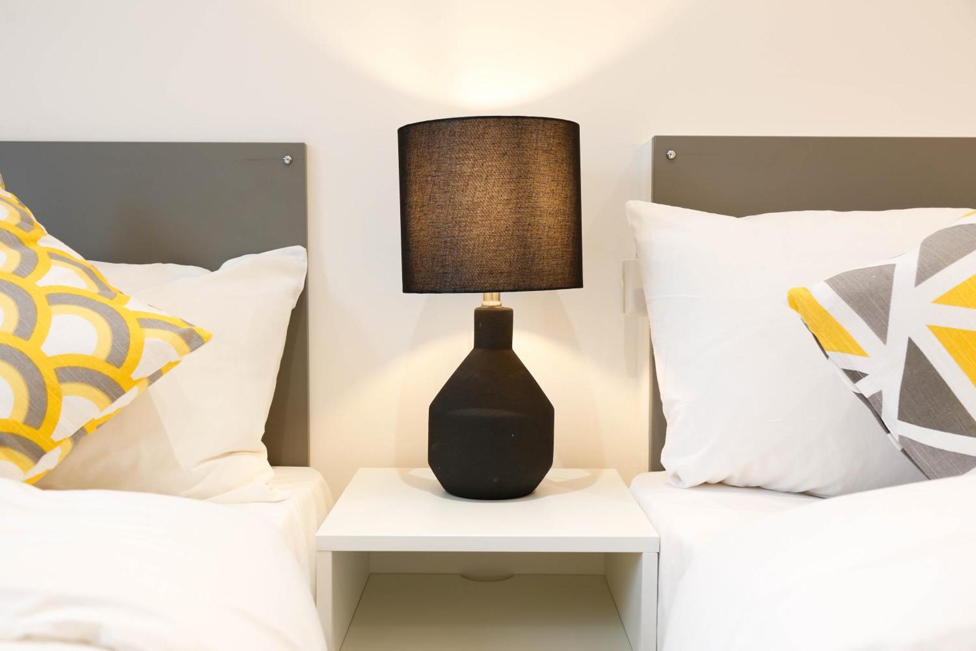 New Luxury In The Heart Of Next To Shops, Cafes, Bars & Metro With Shared Bathrooms Privat overnatting