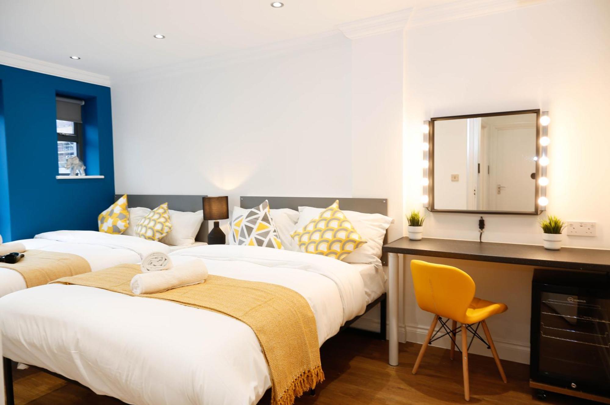 Privat overnatting New Luxury In The Heart Of Next To Shops, Cafes, Bars & Metro With Shared Bathrooms *