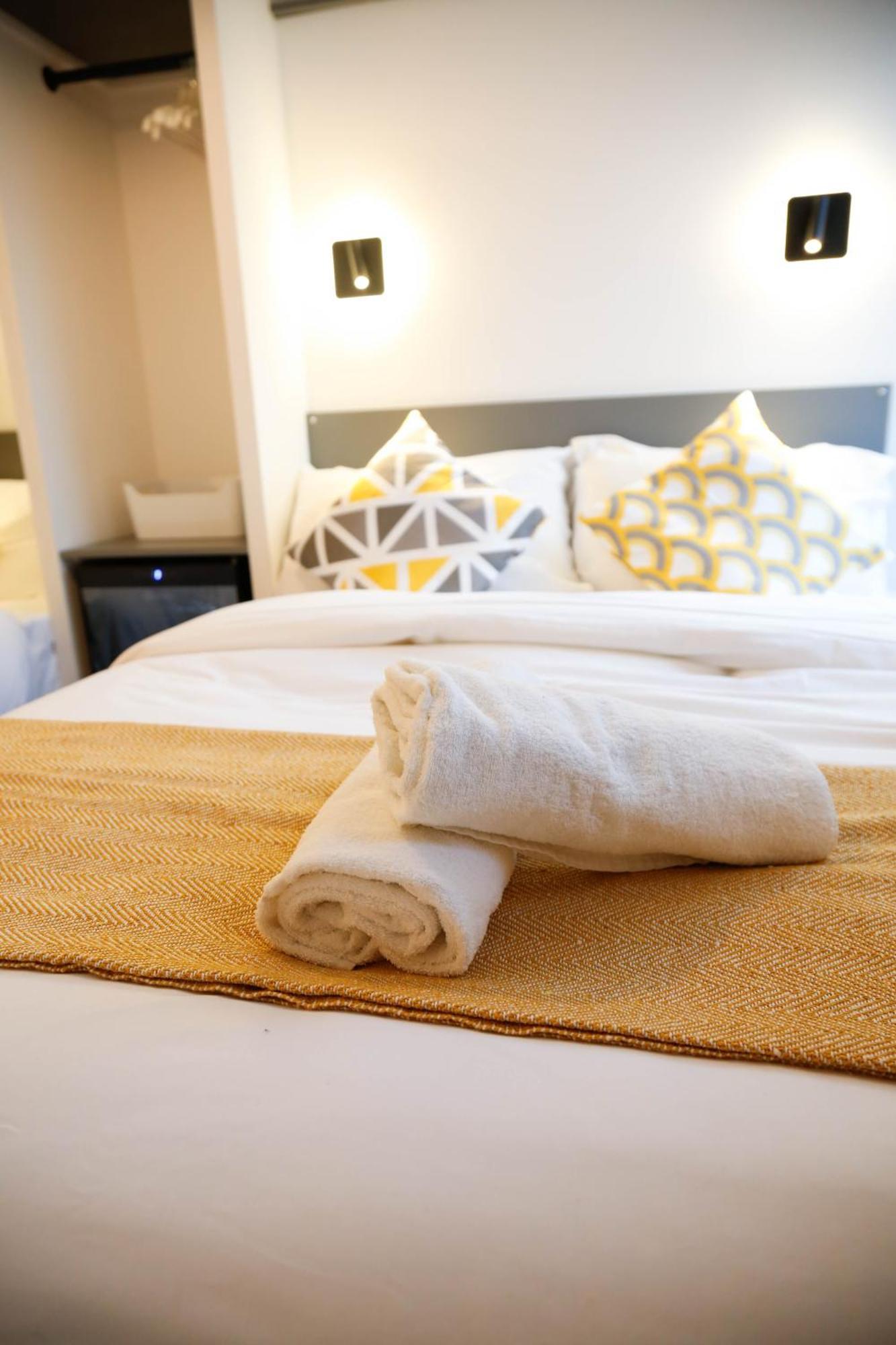 Privat overnatting New Luxury In The Heart Of Next To Shops, Cafes, Bars & Metro With Shared Bathrooms