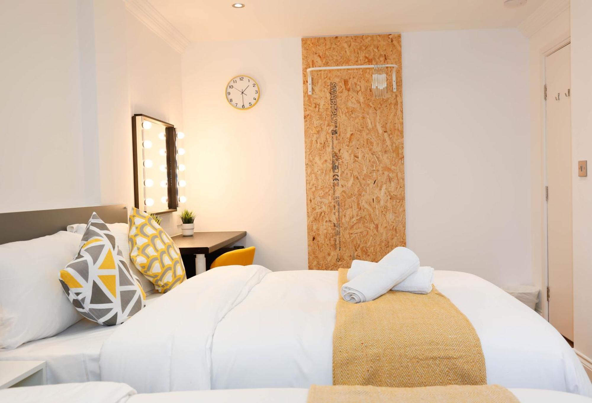 New Luxury In The Heart Of Next To Shops, Cafes, Bars & Metro With Shared Bathrooms