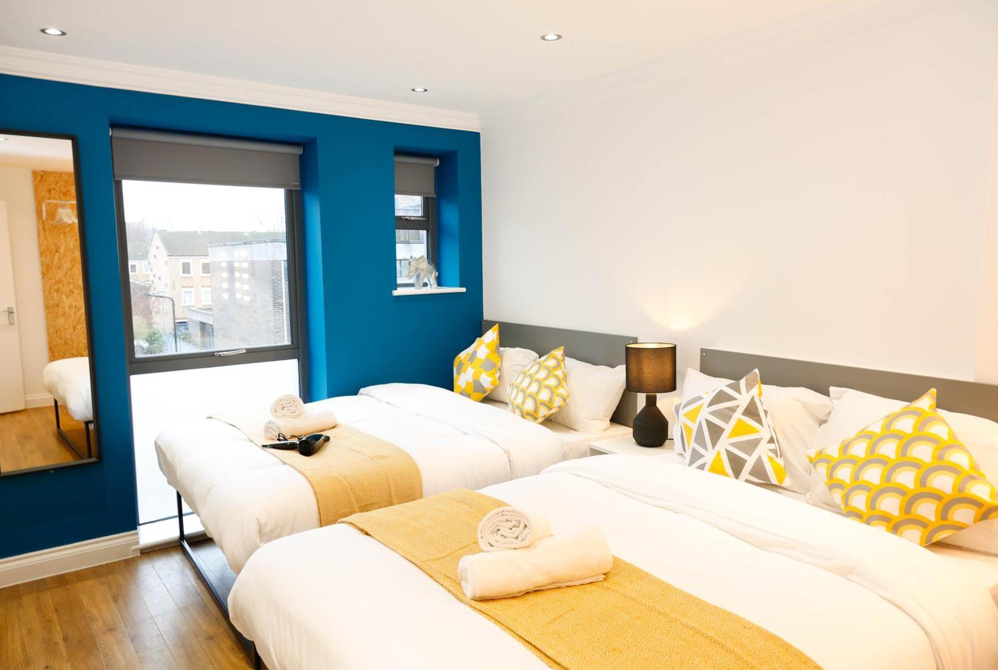 New Luxury In The Heart Of Next To Shops, Cafes, Bars & Metro With Shared Bathrooms * London