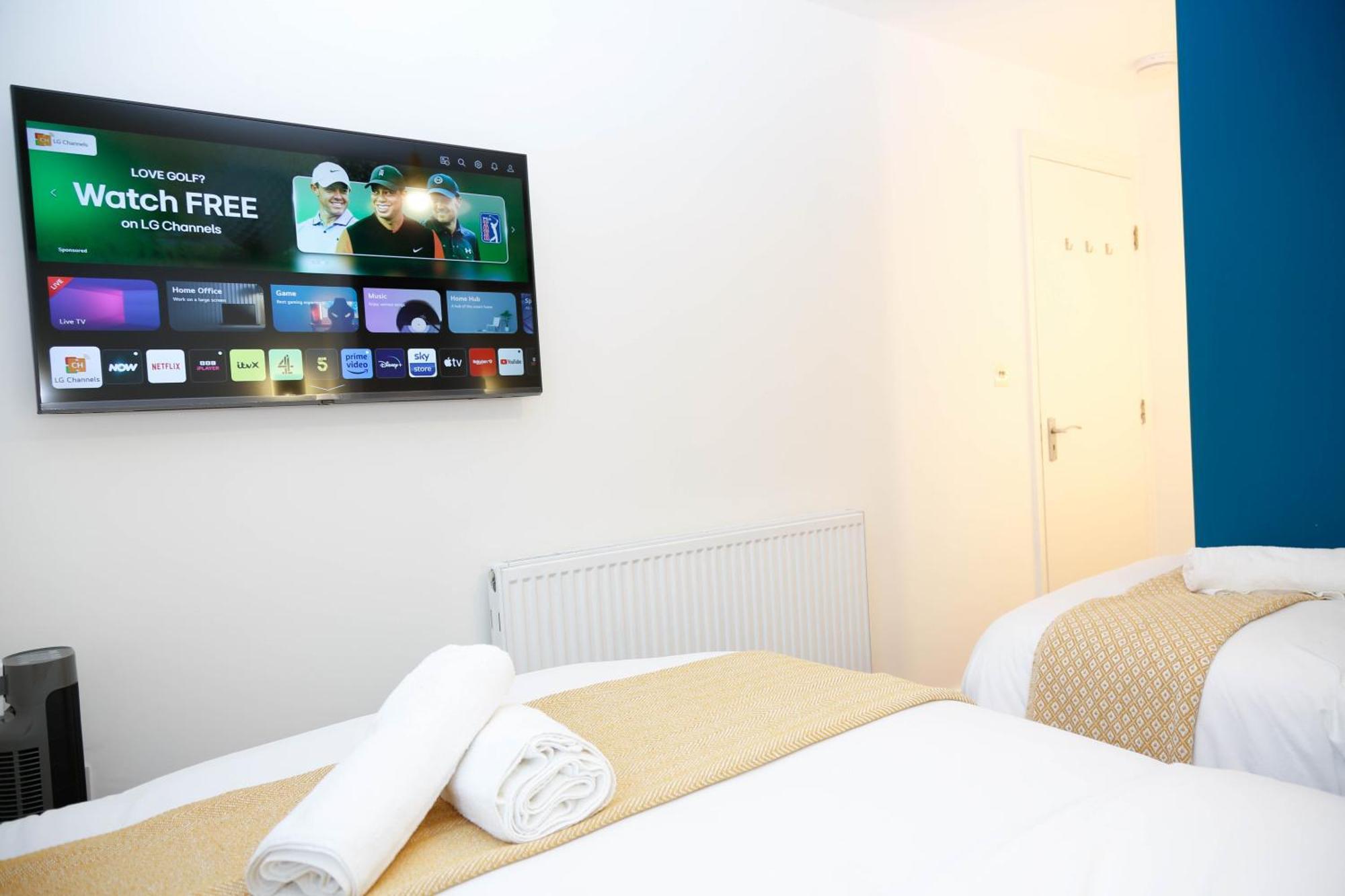 New Luxury In The Heart Of Next To Shops, Cafes, Bars & Metro With Shared Bathrooms Privat overnatting *