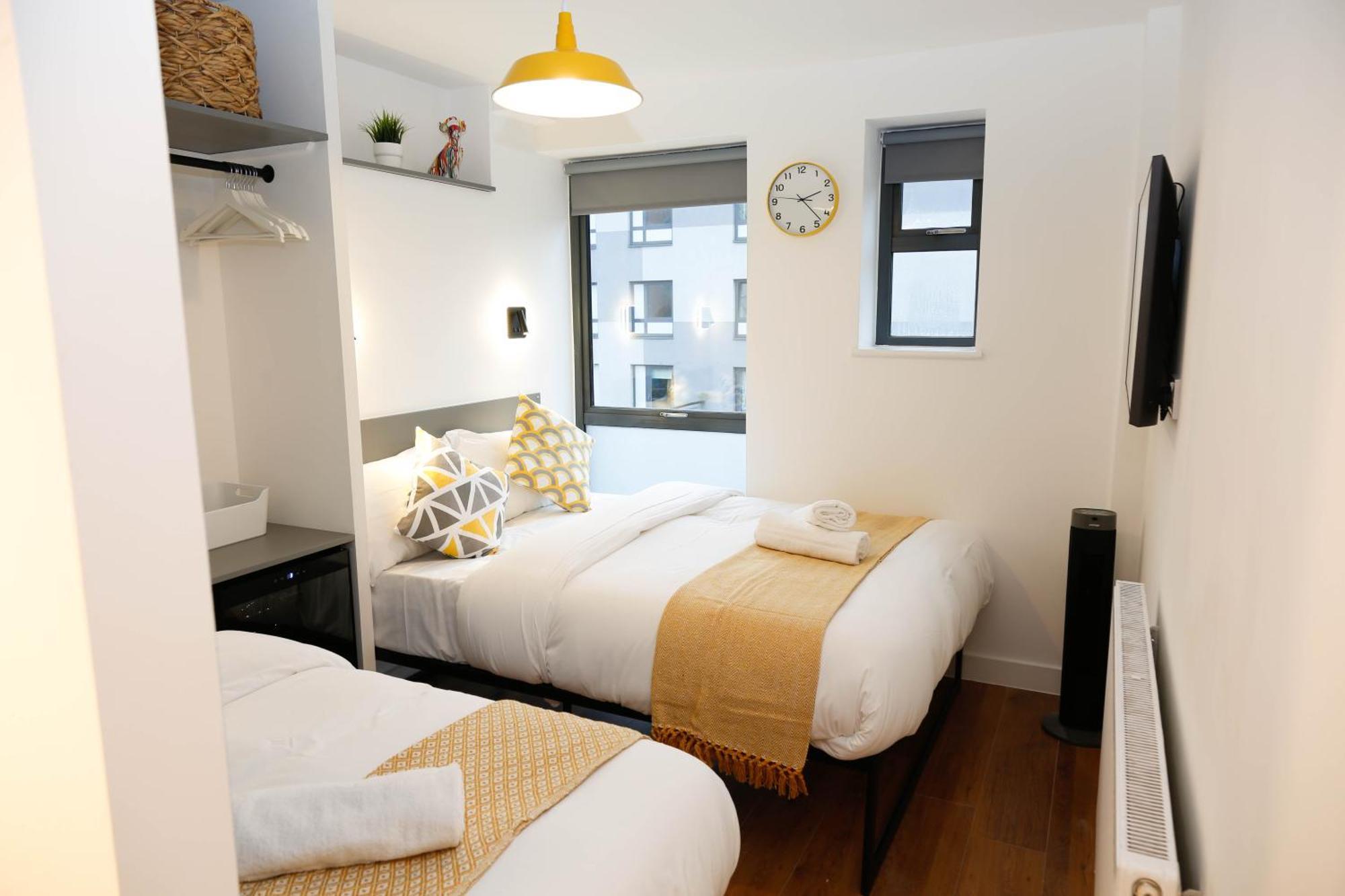 Privat overnatting New Luxury In The Heart Of Next To Shops, Cafes, Bars & Metro With Shared Bathrooms