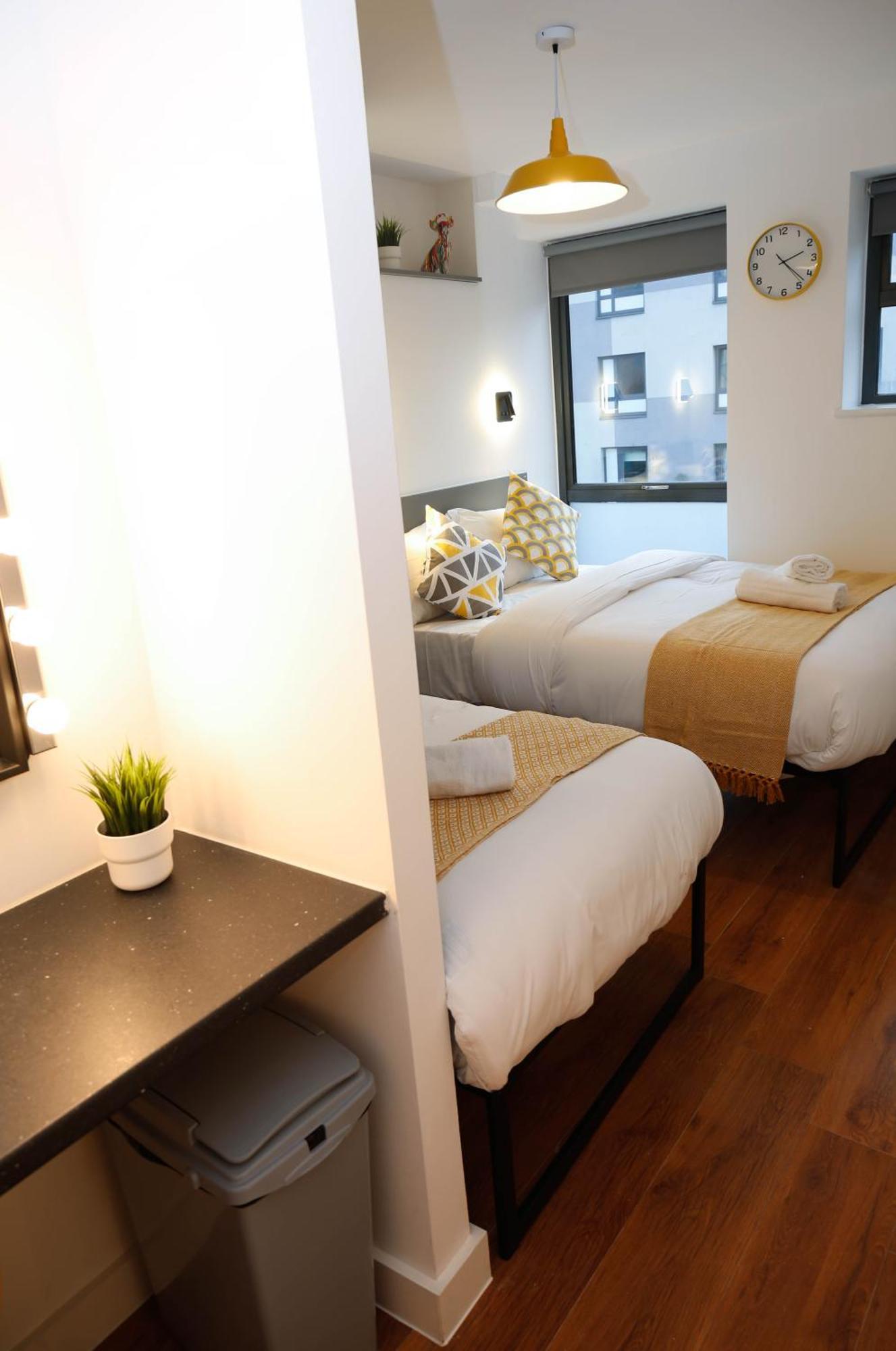 New Luxury In The Heart Of Next To Shops, Cafes, Bars & Metro With Shared Bathrooms Privatunterkunft London