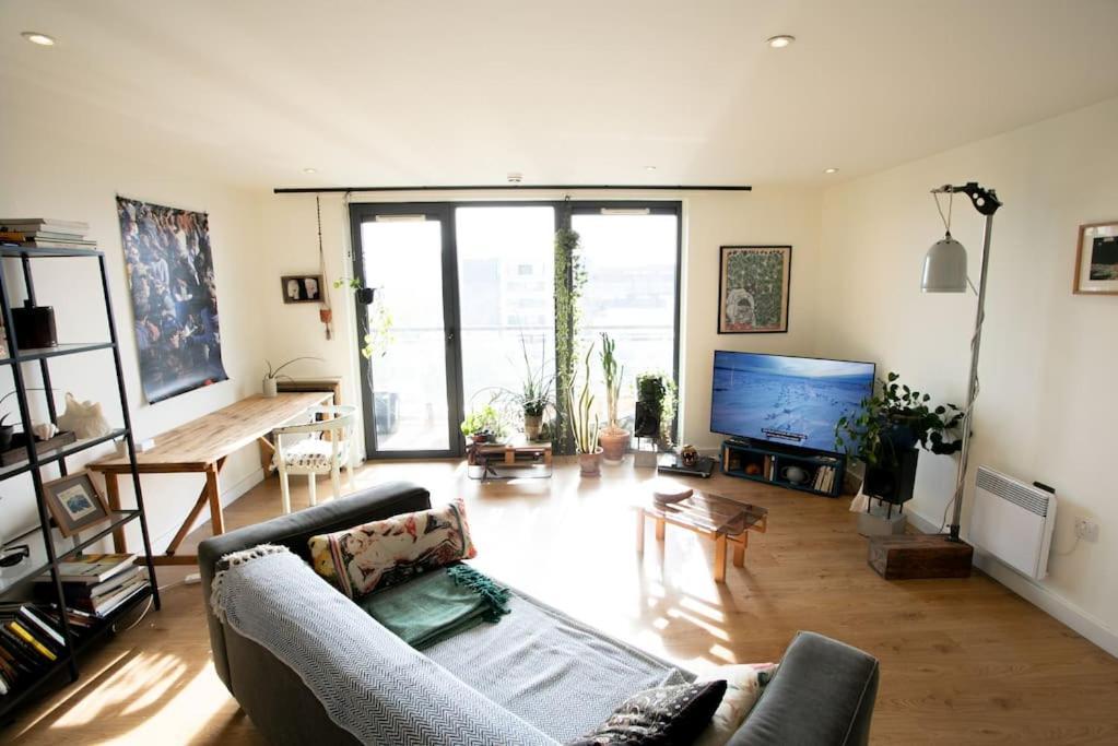 Big 2 Bedroom Flat Overlooking Canal & Park Apartment
