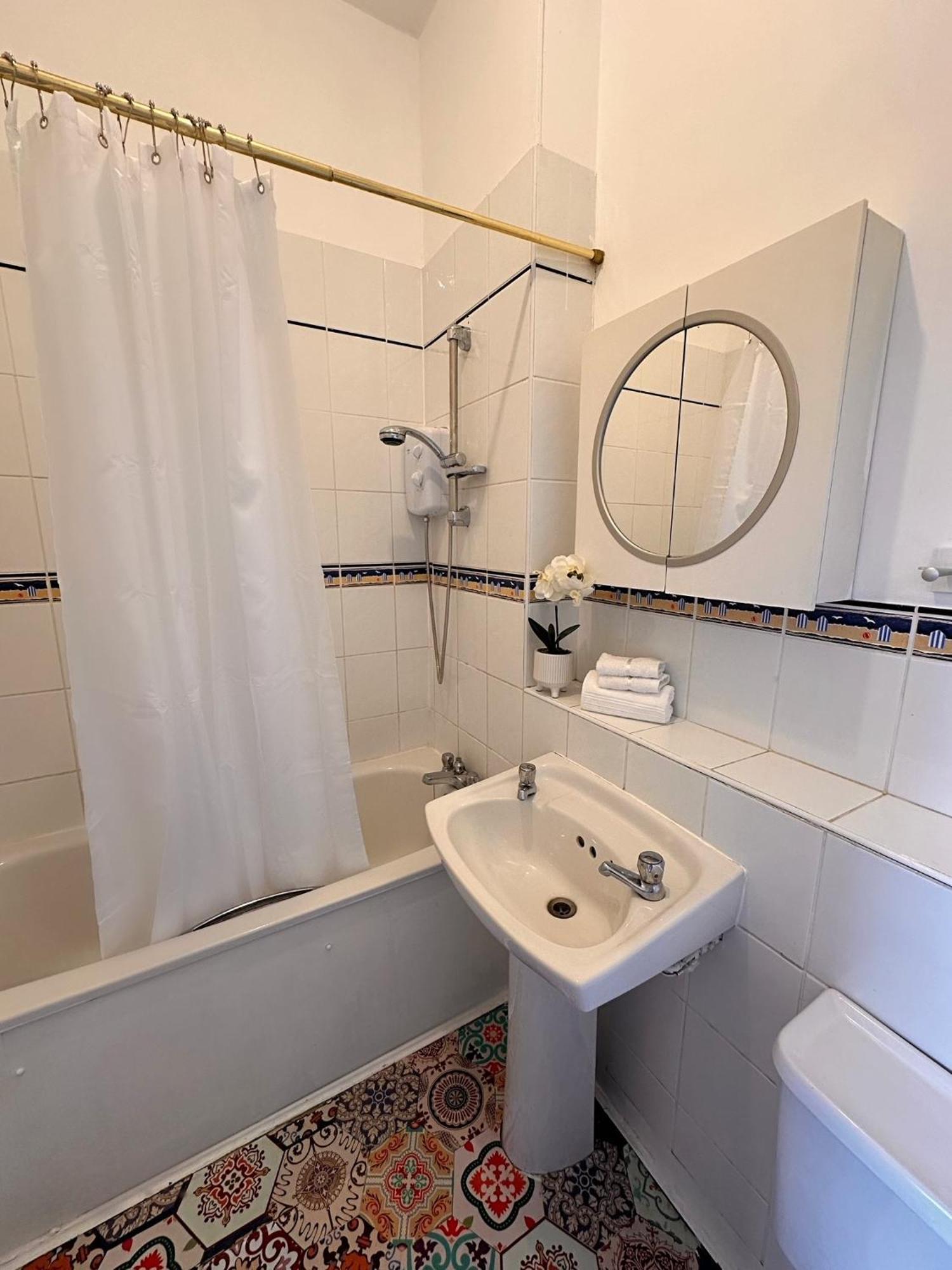 Apartment With Balcony - On High Street - Sleeps 6 London