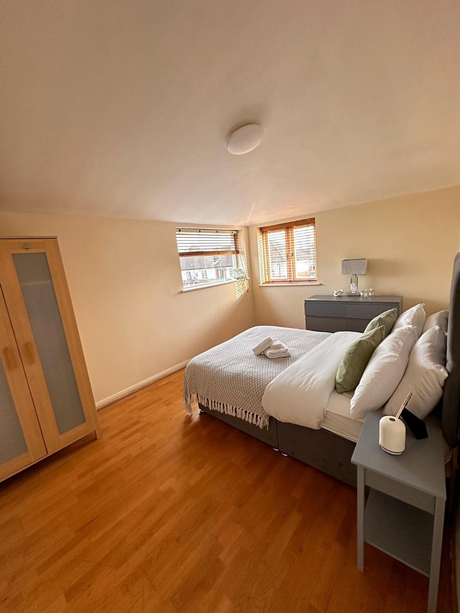 With Balcony - On High Street - Sleeps 6 Apartment *