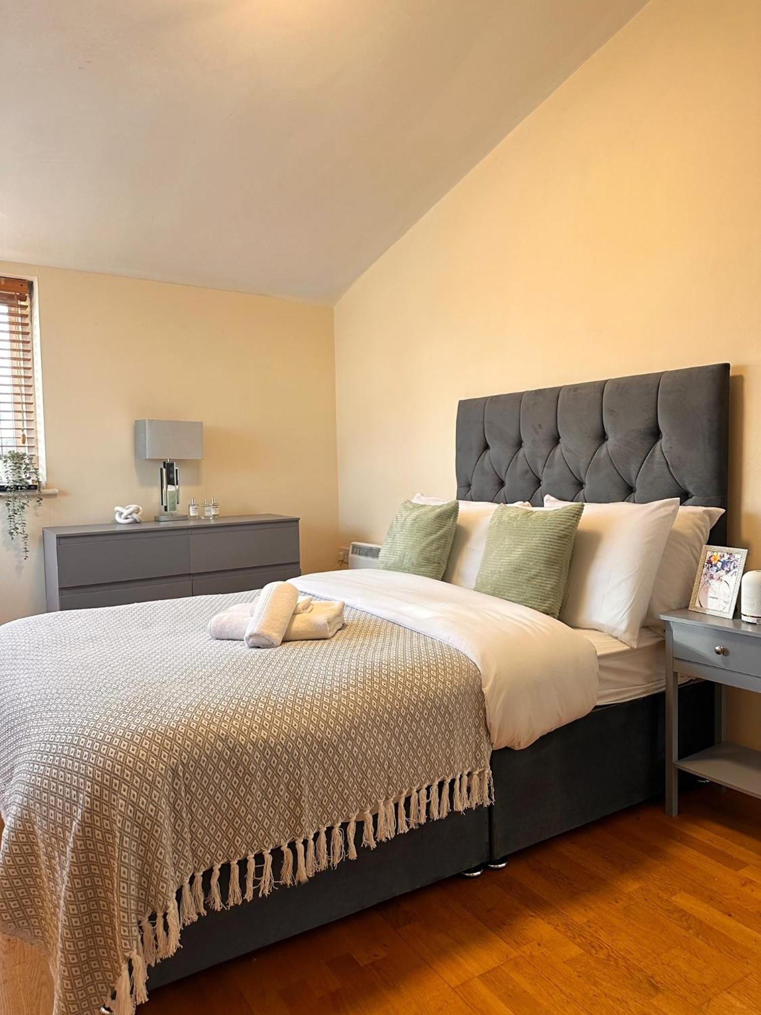 Appartement With Balcony - On High Street - Sleeps 6 Londen