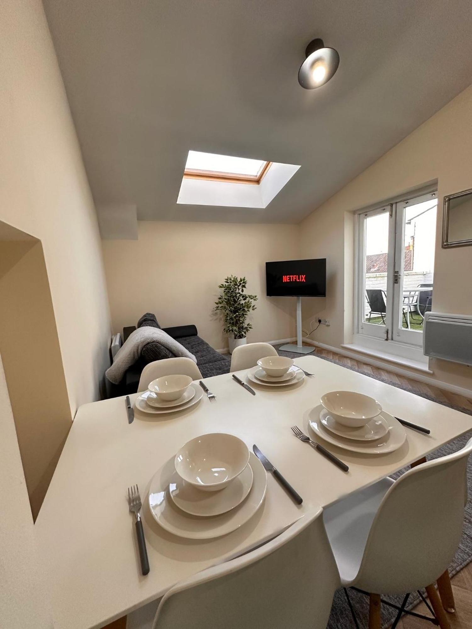 With Balcony - On High Street - Sleeps 6 * London