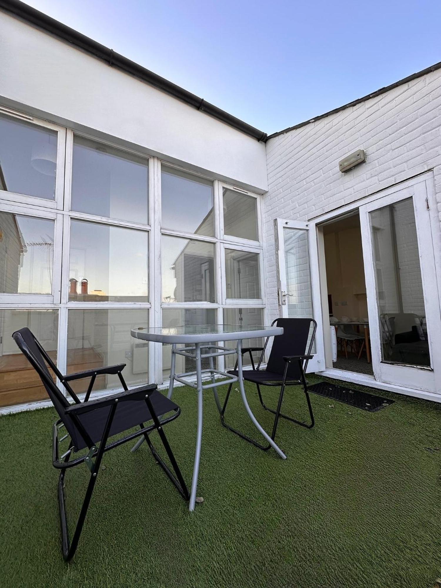 With Balcony - On High Street - Sleeps 6 Appartement Londen