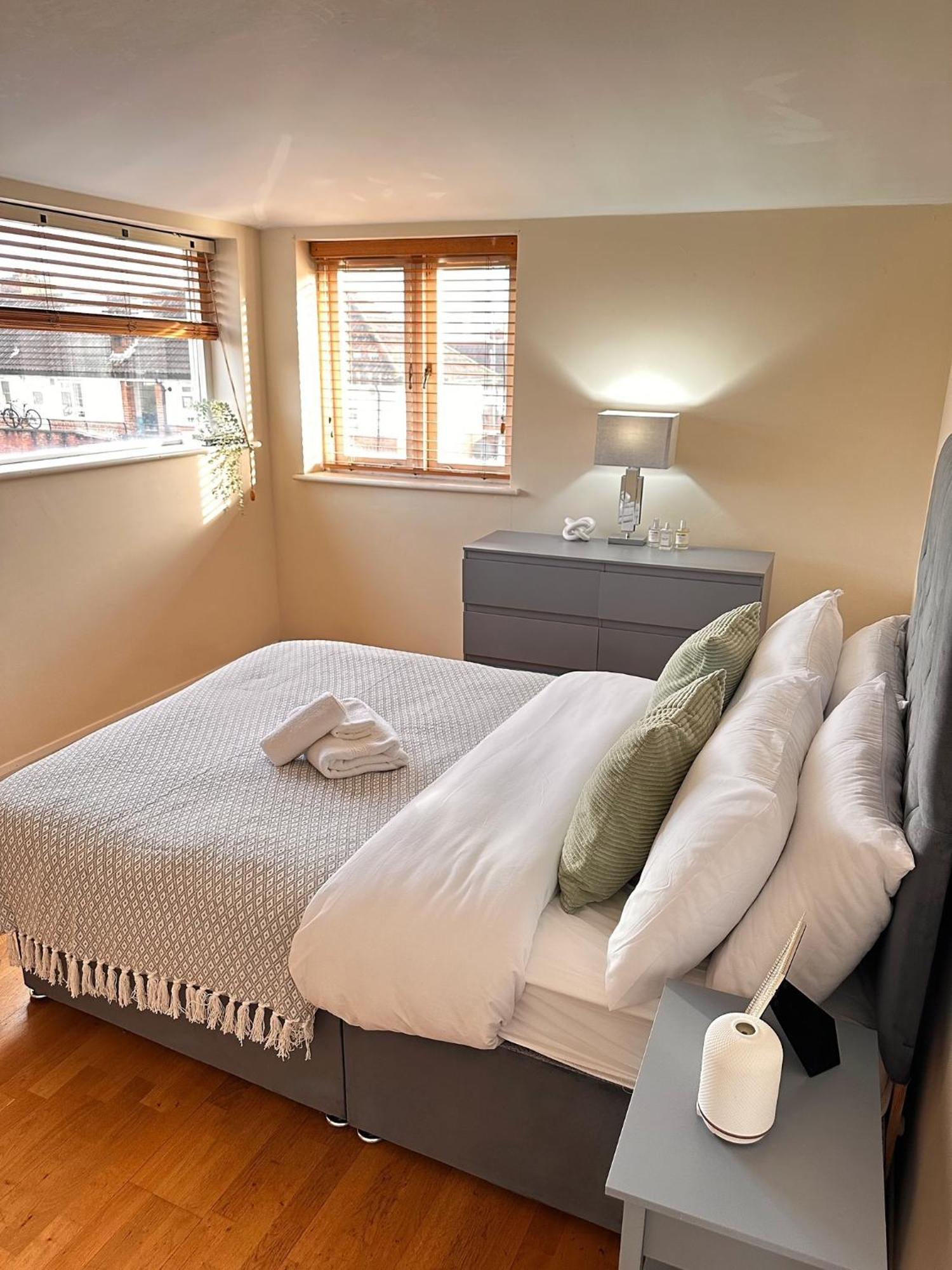 With Balcony - On High Street - Sleeps 6 *