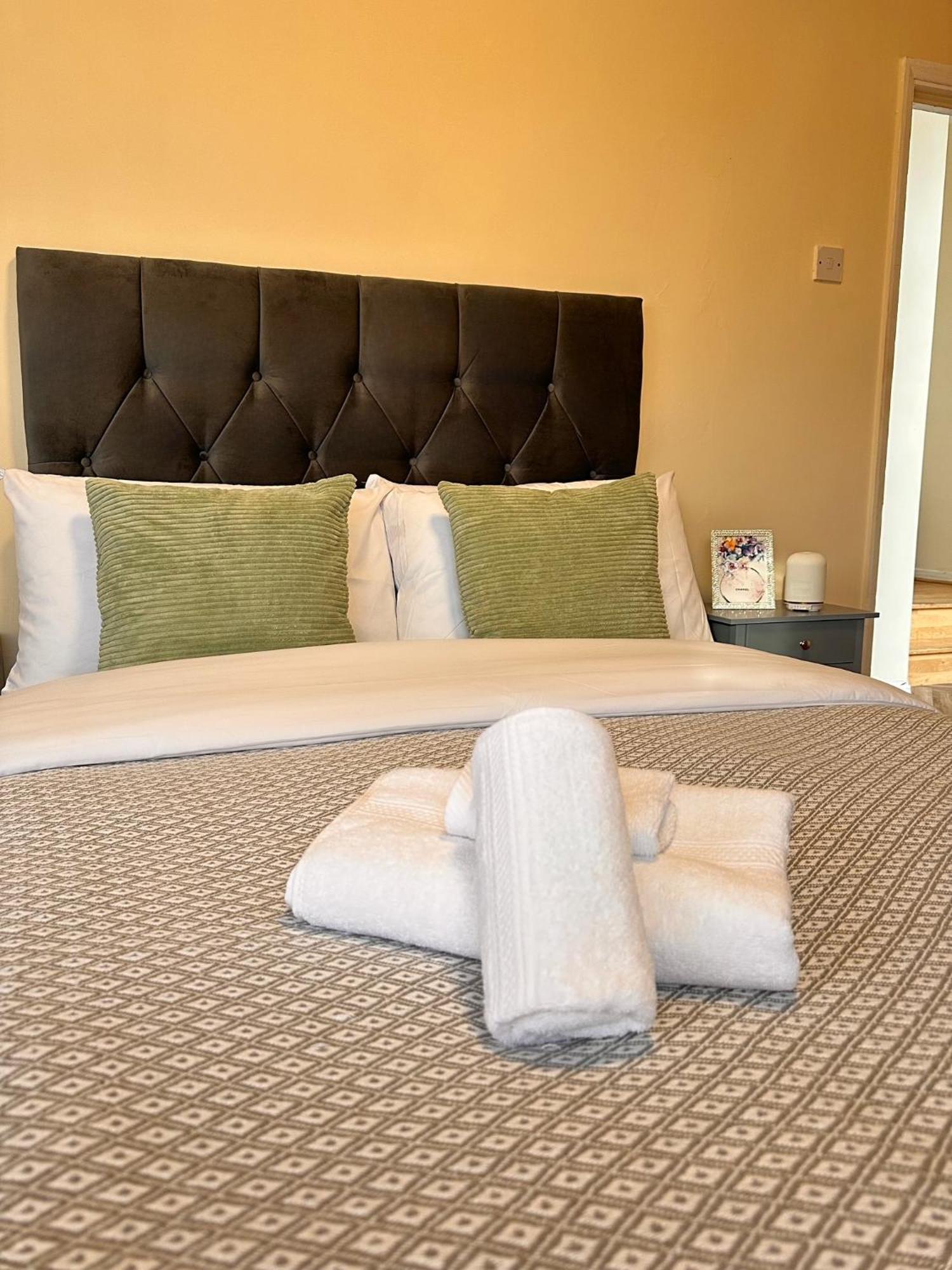 With Balcony - On High Street - Sleeps 6 * Londen