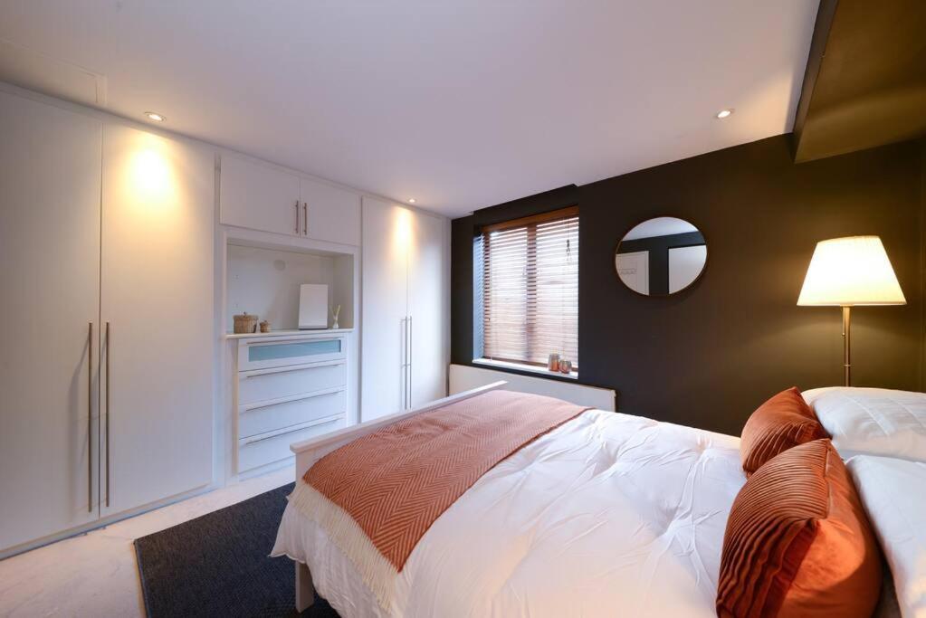 Mr2 - Charming 1 Bed Apartment, Munster Village Apartment London
