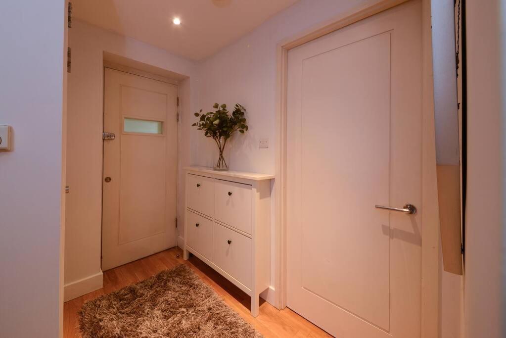 Mr2 - Charming 1 Bed Apartment, Munster Village * London