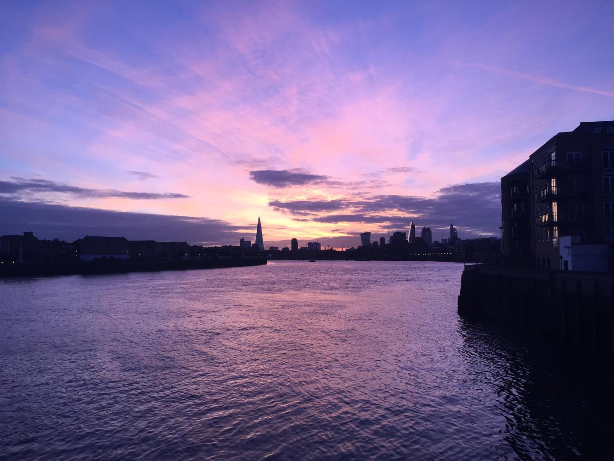 Superb Riverside Flat With Balcony In Limehouse Londres