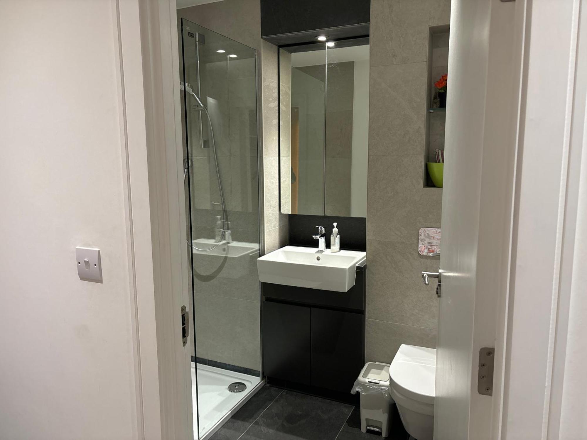 Modern En-suite And Self Catering In Homestay