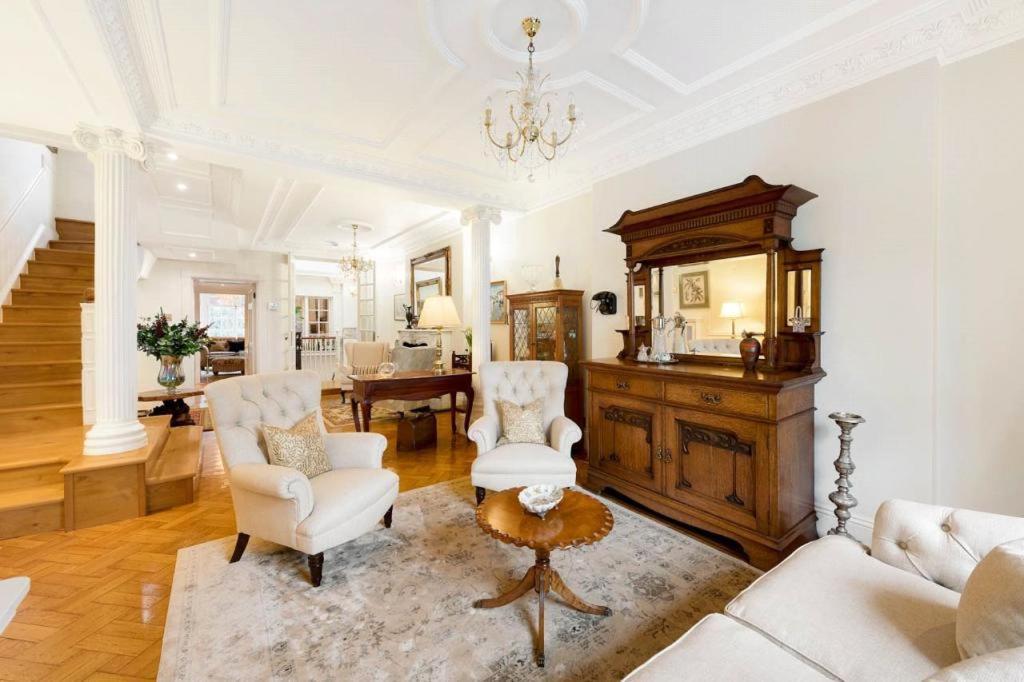 Royal Victorian Regency Palace * London
