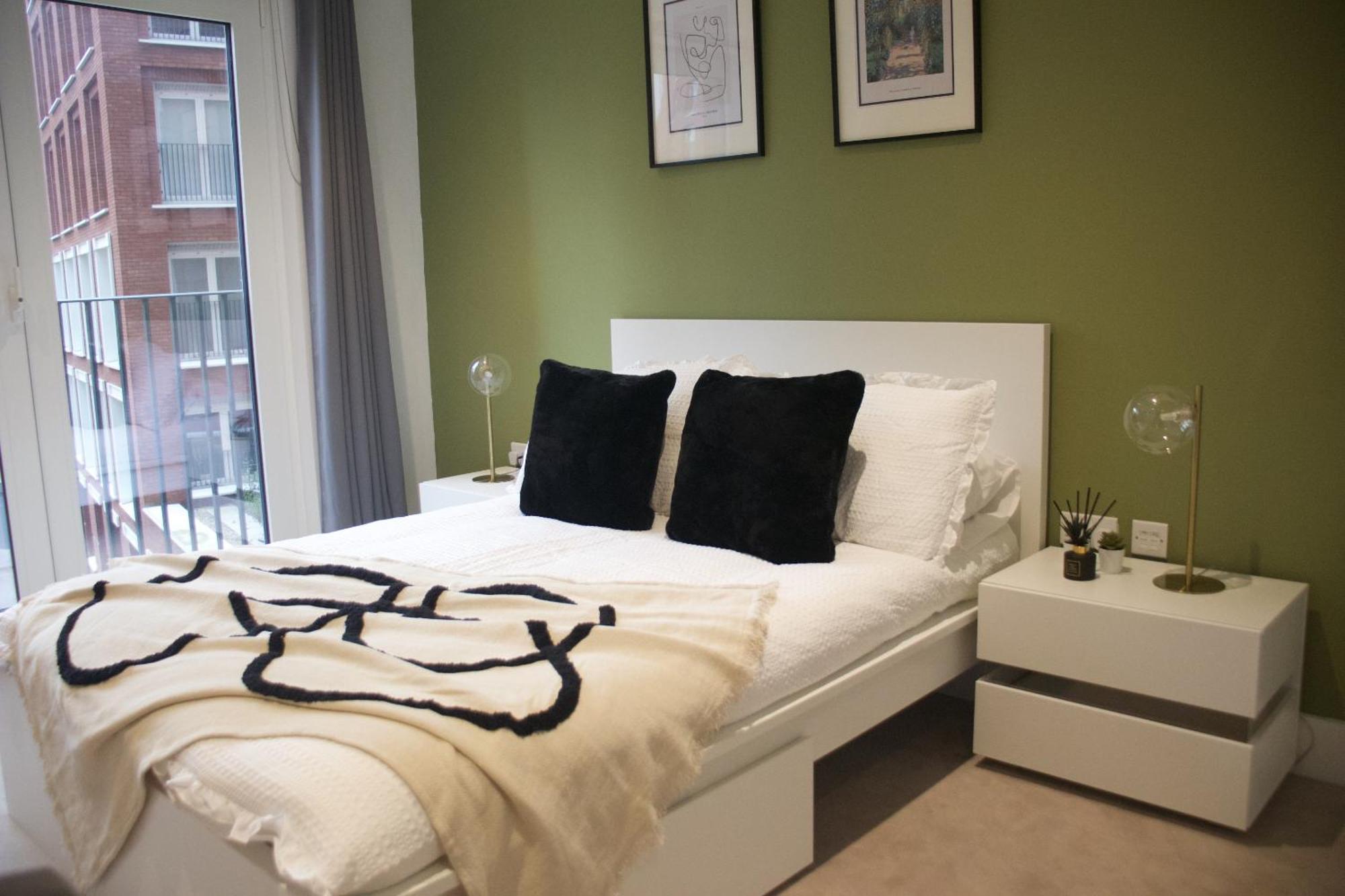 Vauxhall Luxury: Balcony