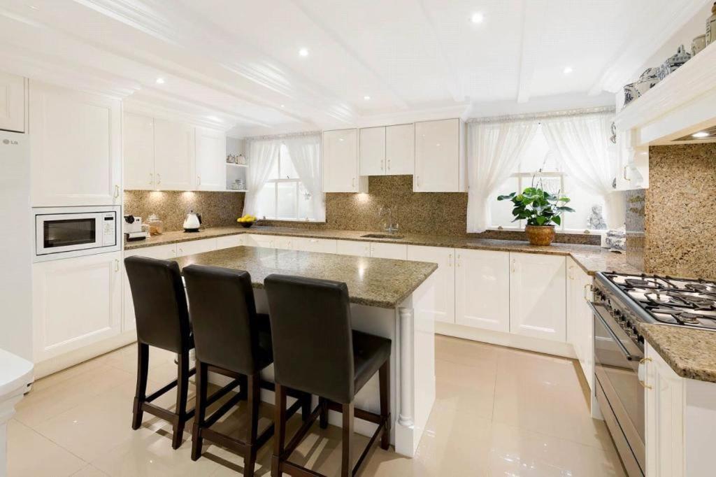 Royal Regency - Sleeps 8 Apartment