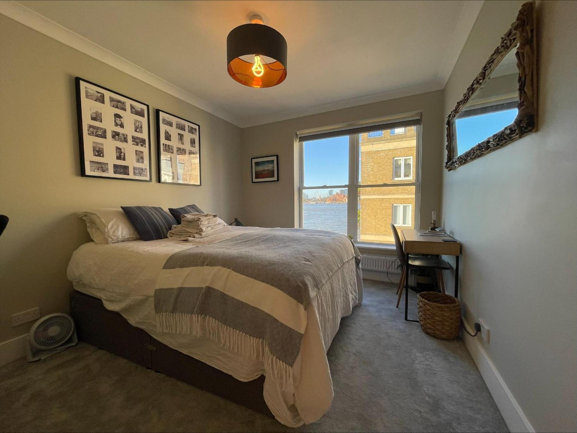Superb Riverside Flat With Balcony In Limehouse * Londres